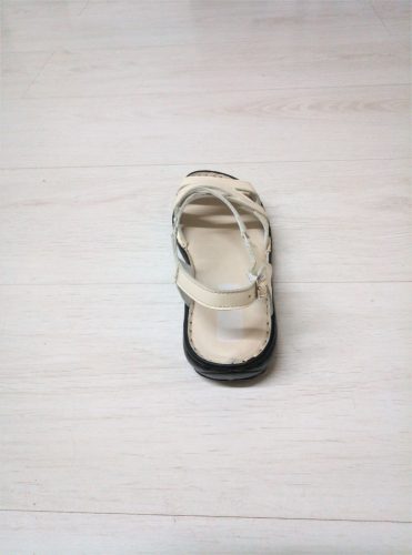 521 bézs női szandál