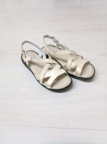 521 bézs női szandál