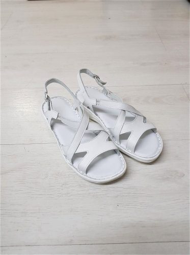 521 fehér női szandál
