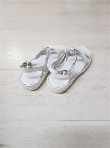 521 fehér női szandál